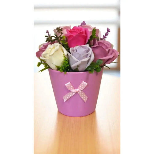 11 ароматни сапунени рози в розово-виолетова кашпа
