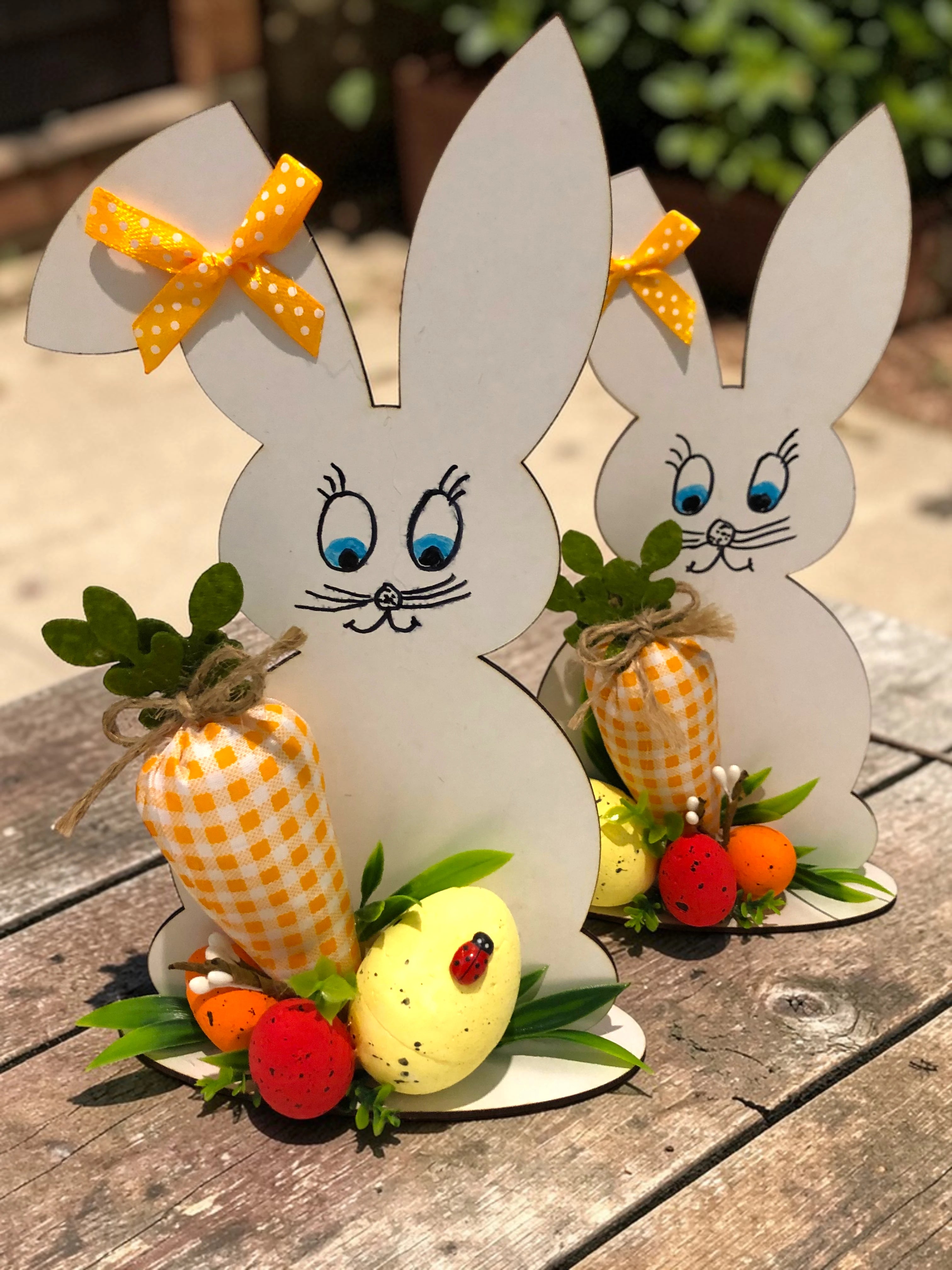 Великденска украса- бял заек с морков
