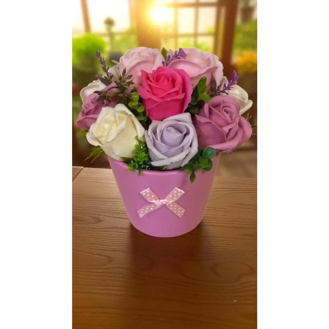 11 ароматни сапунени рози в розово-виолетова кашпа