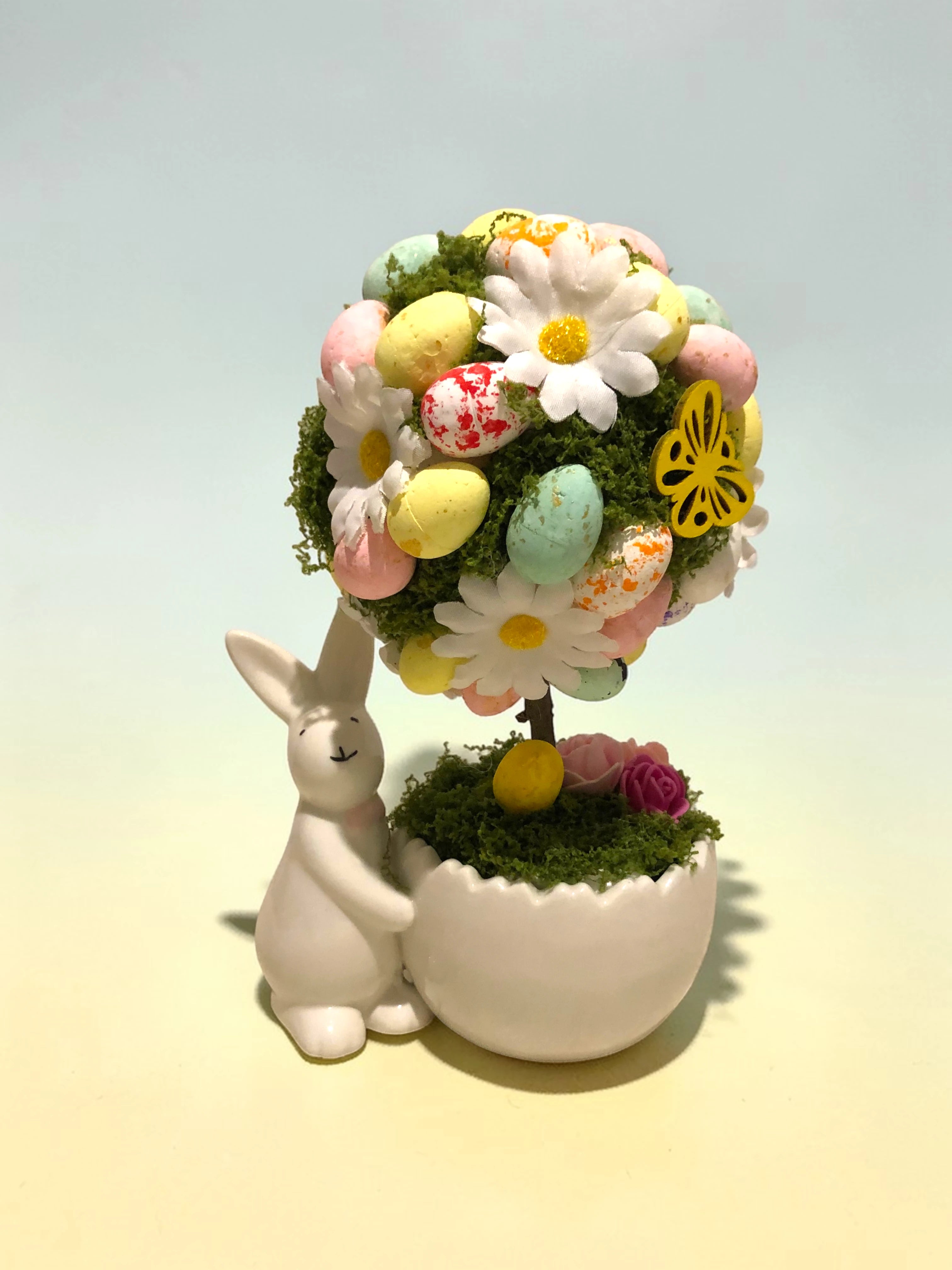 Великденско дърво в керамична кашпа със зайче