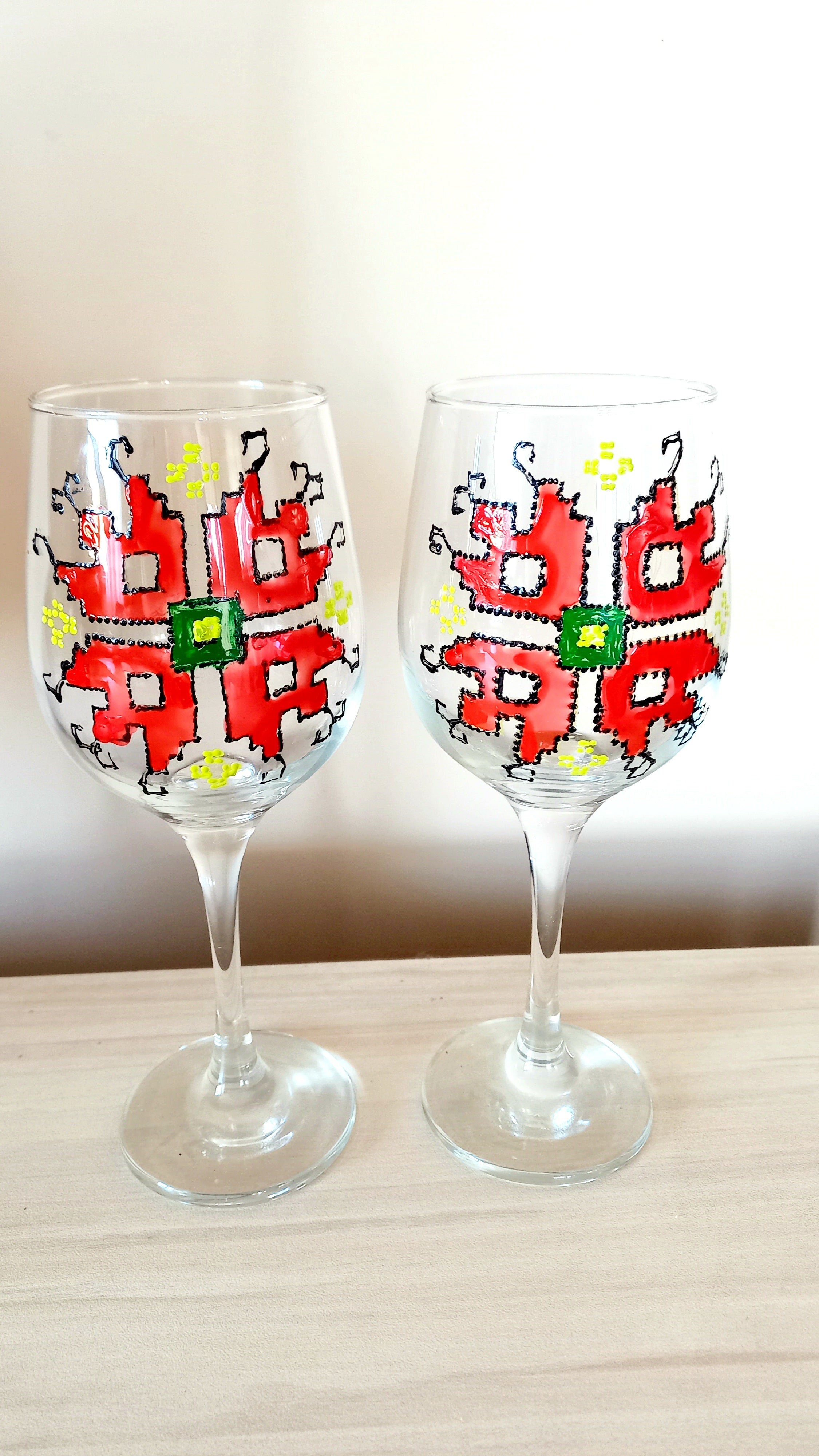 2 Ръчно Рисувани Чаши за Вино с Българска Шевица-комплект