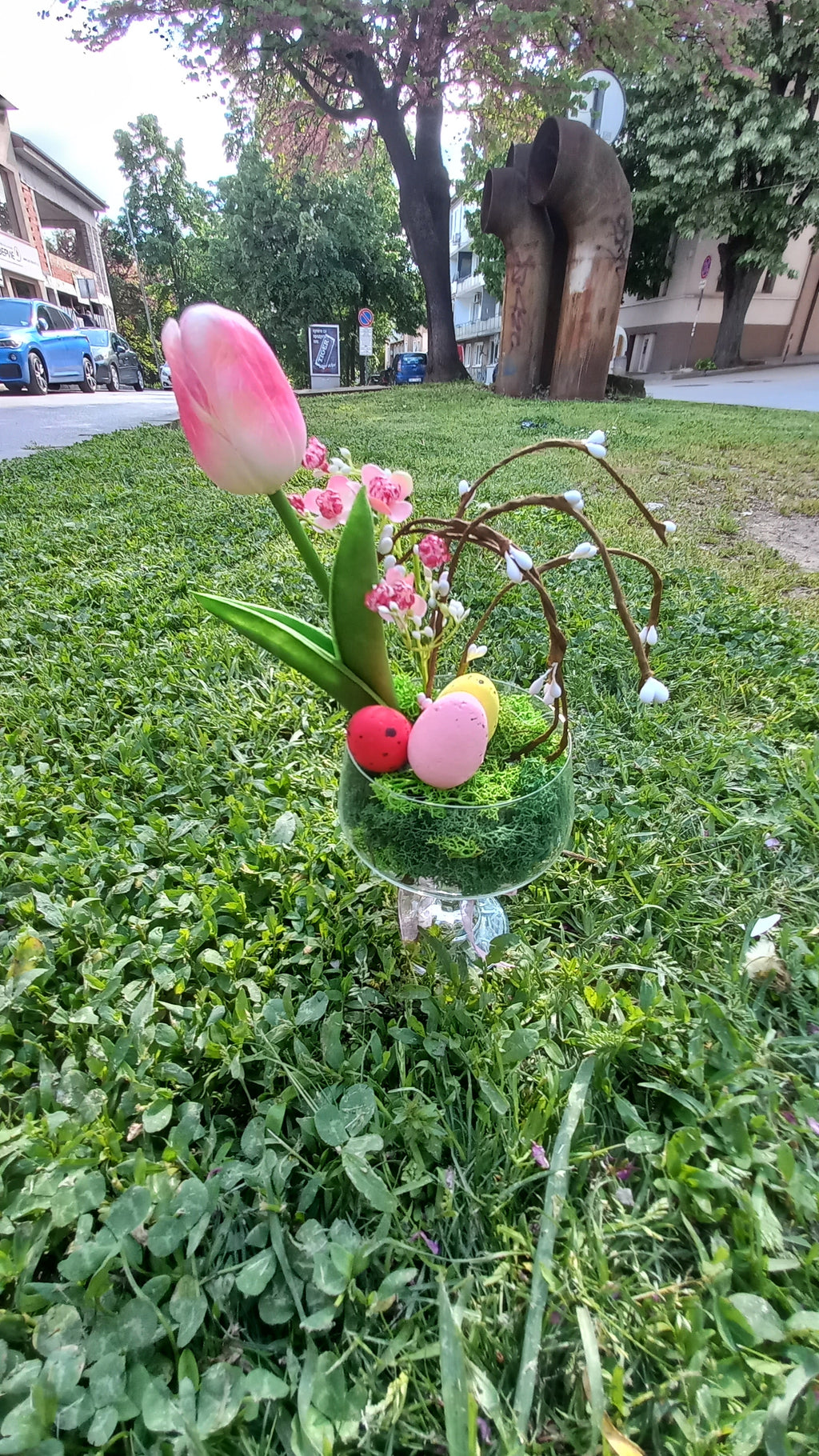 Арт великденска декорация в елегантна чаша - розово