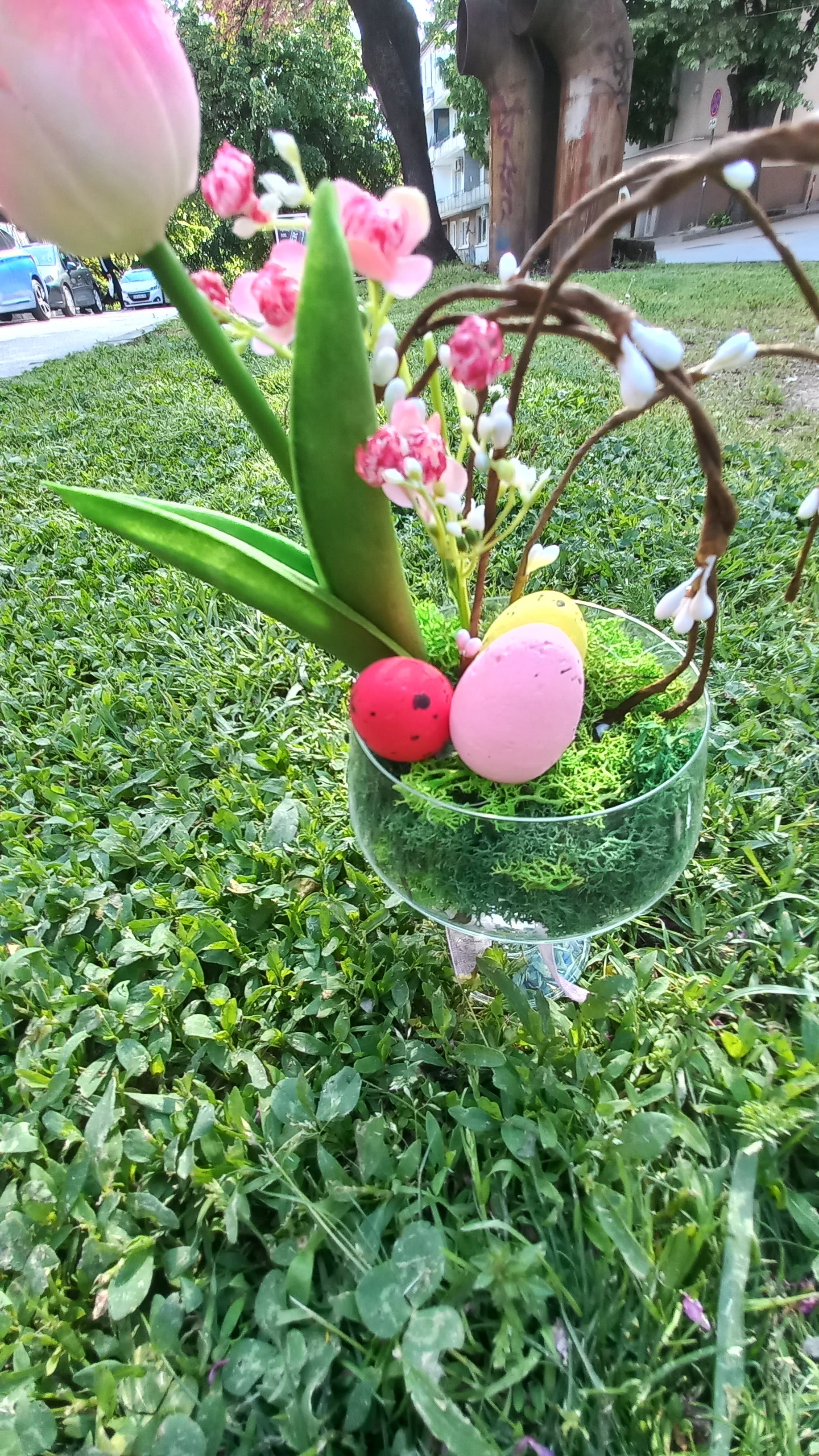 Арт великденска декорация в елегантна чаша - розово