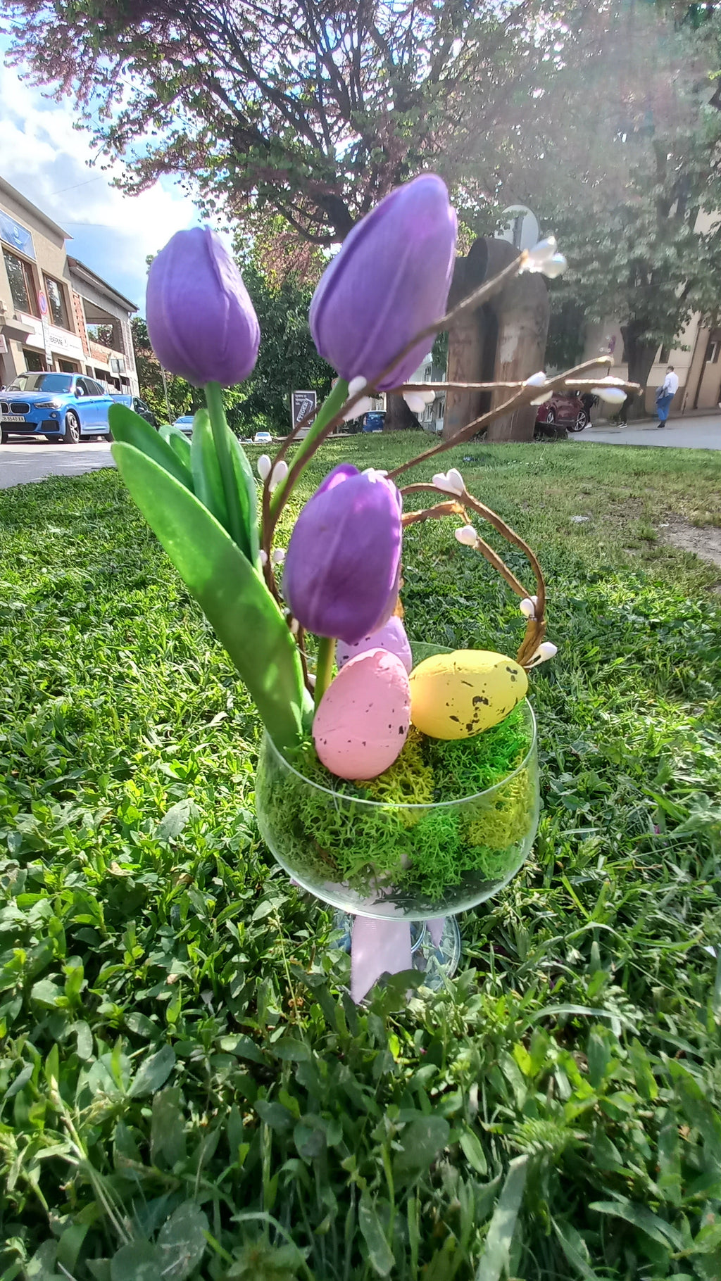 Арт великденска декорация в елегантна чаша - лила