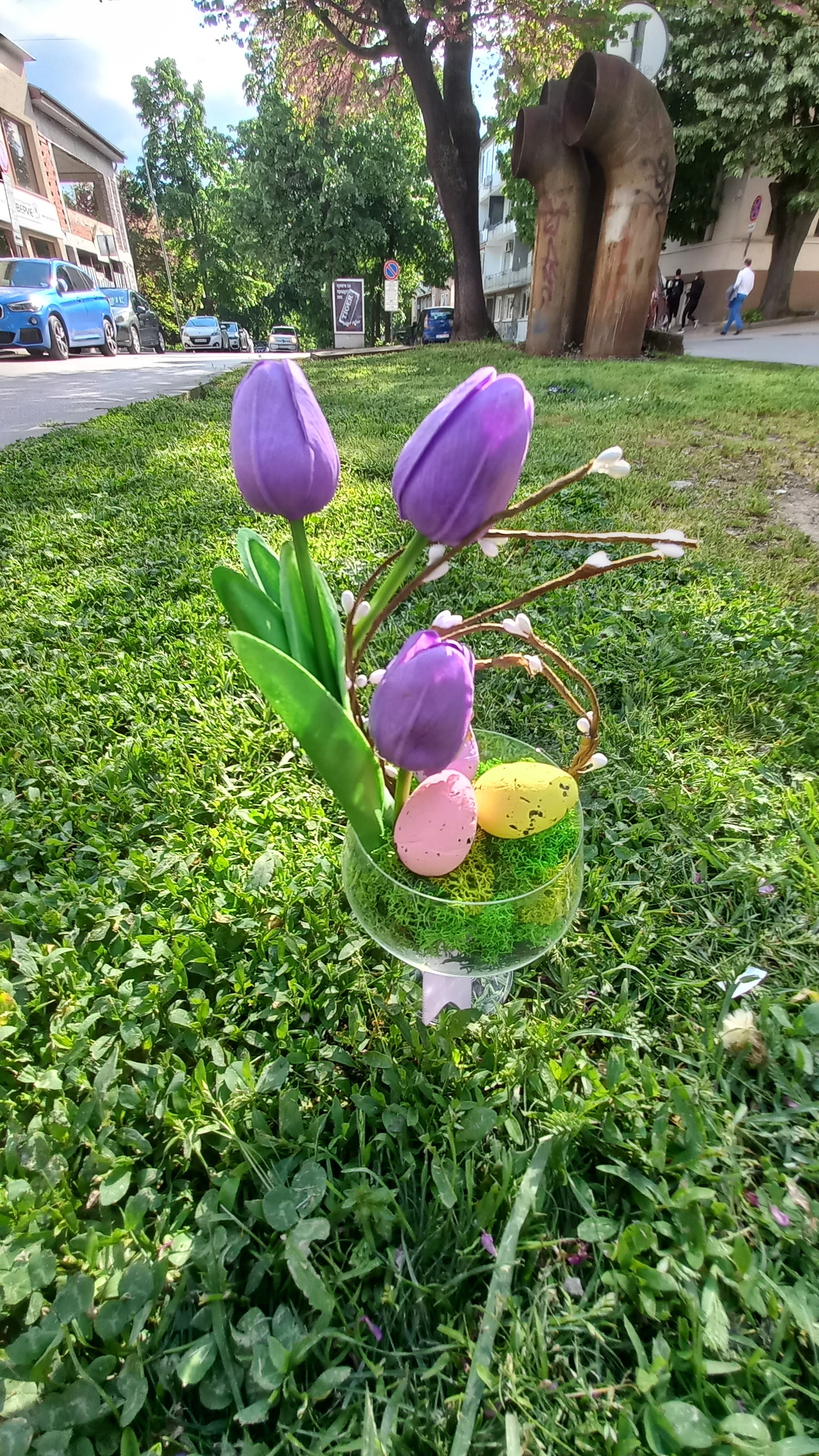 Арт великденска декорация в елегантна чаша - лила