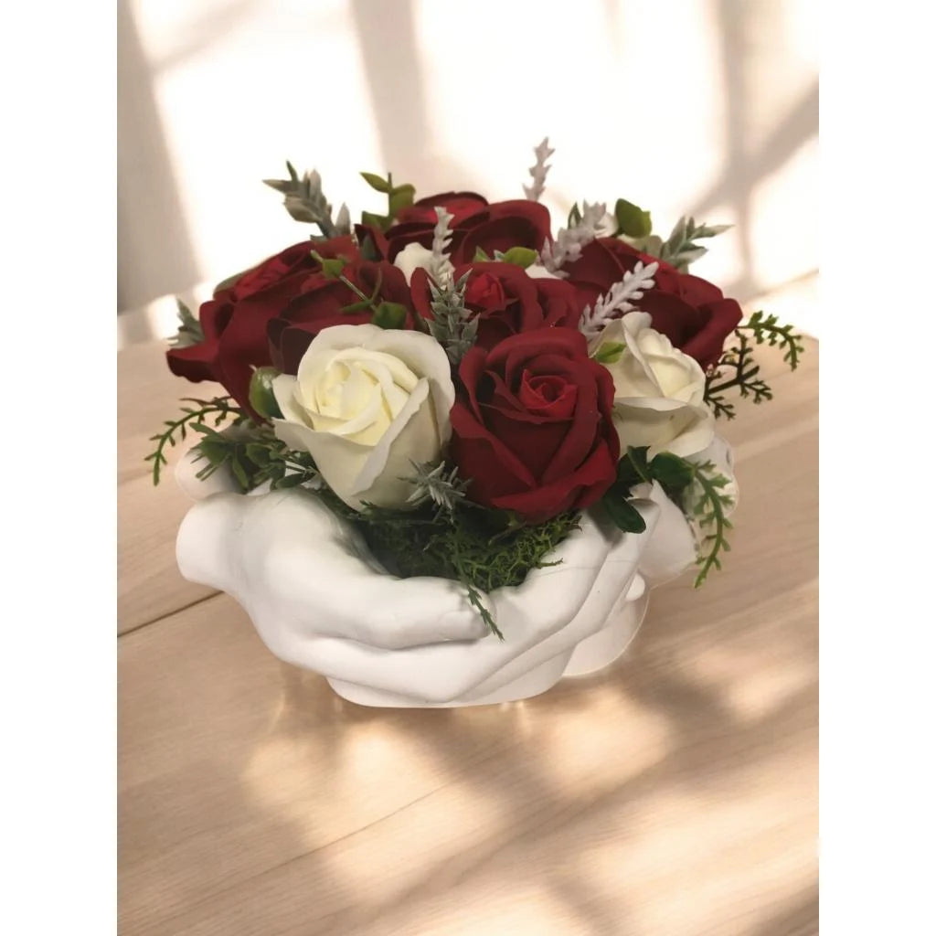 7 ароматни сапунени рози в керамична кашпа-ръце