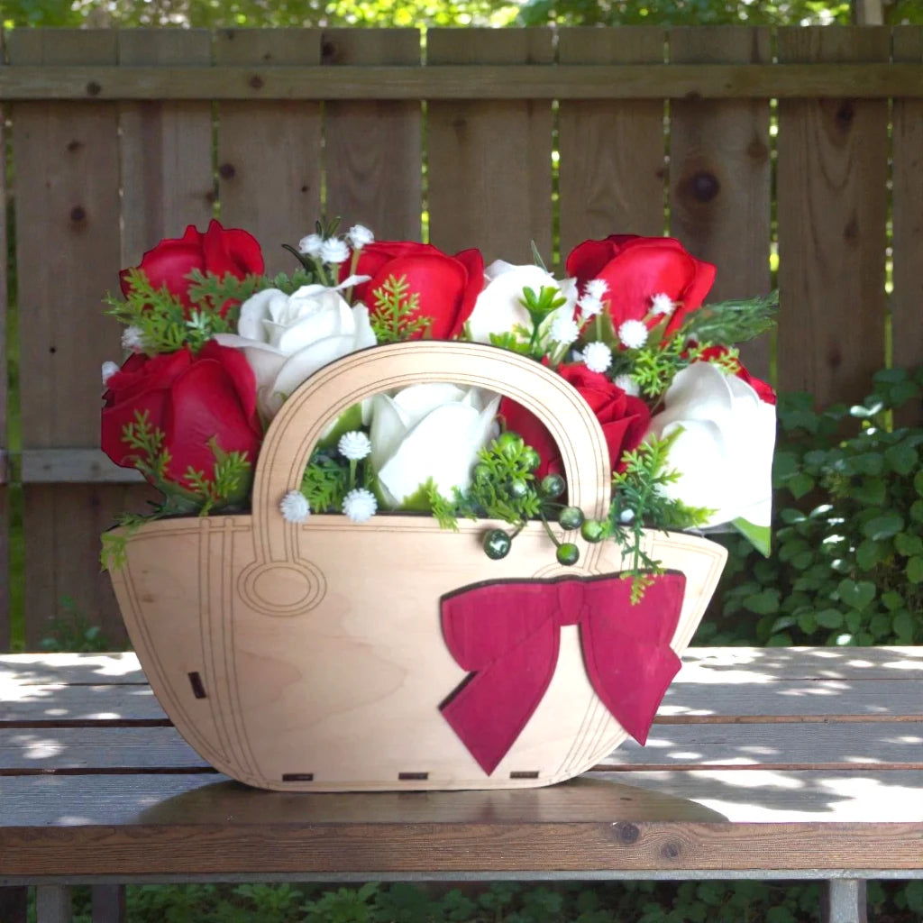 Дървена кошница с ароматни сапунени рози и сапунен божур