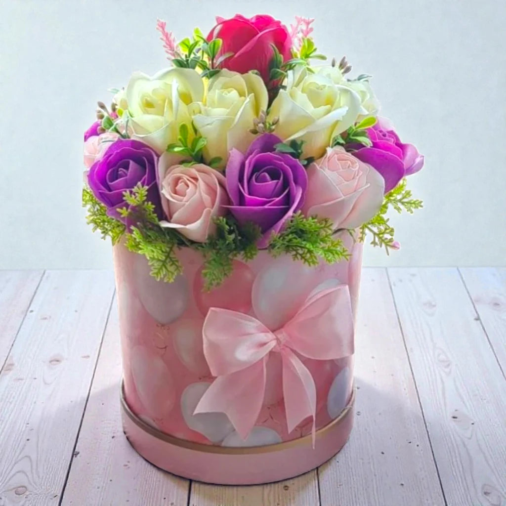 Ароматни сапунени рози в картонена кашпа - 31 броя рози