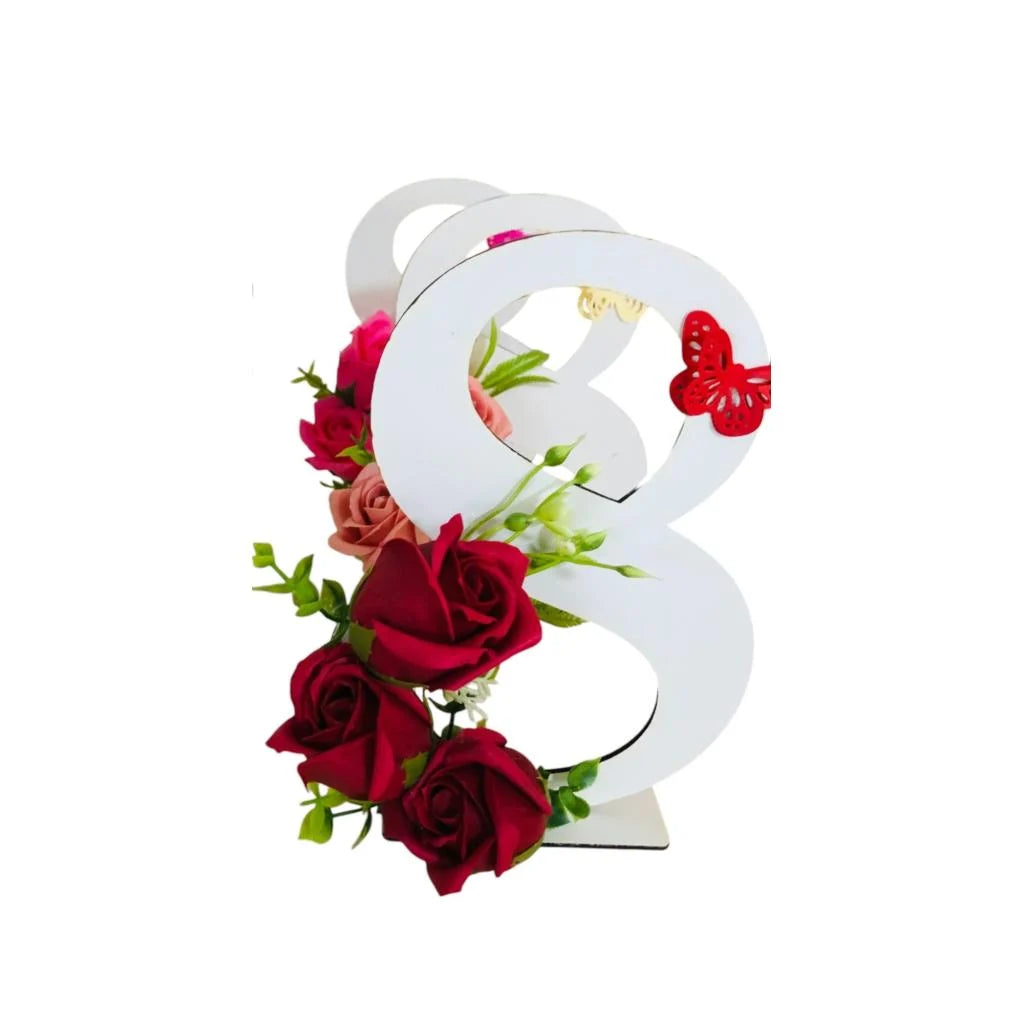 Бяла дървена осмица с ароматни сапунени рози