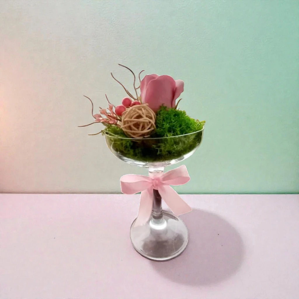 Декорация със скандинавски мъх и ароматна сапунена роза в стъклена чаша