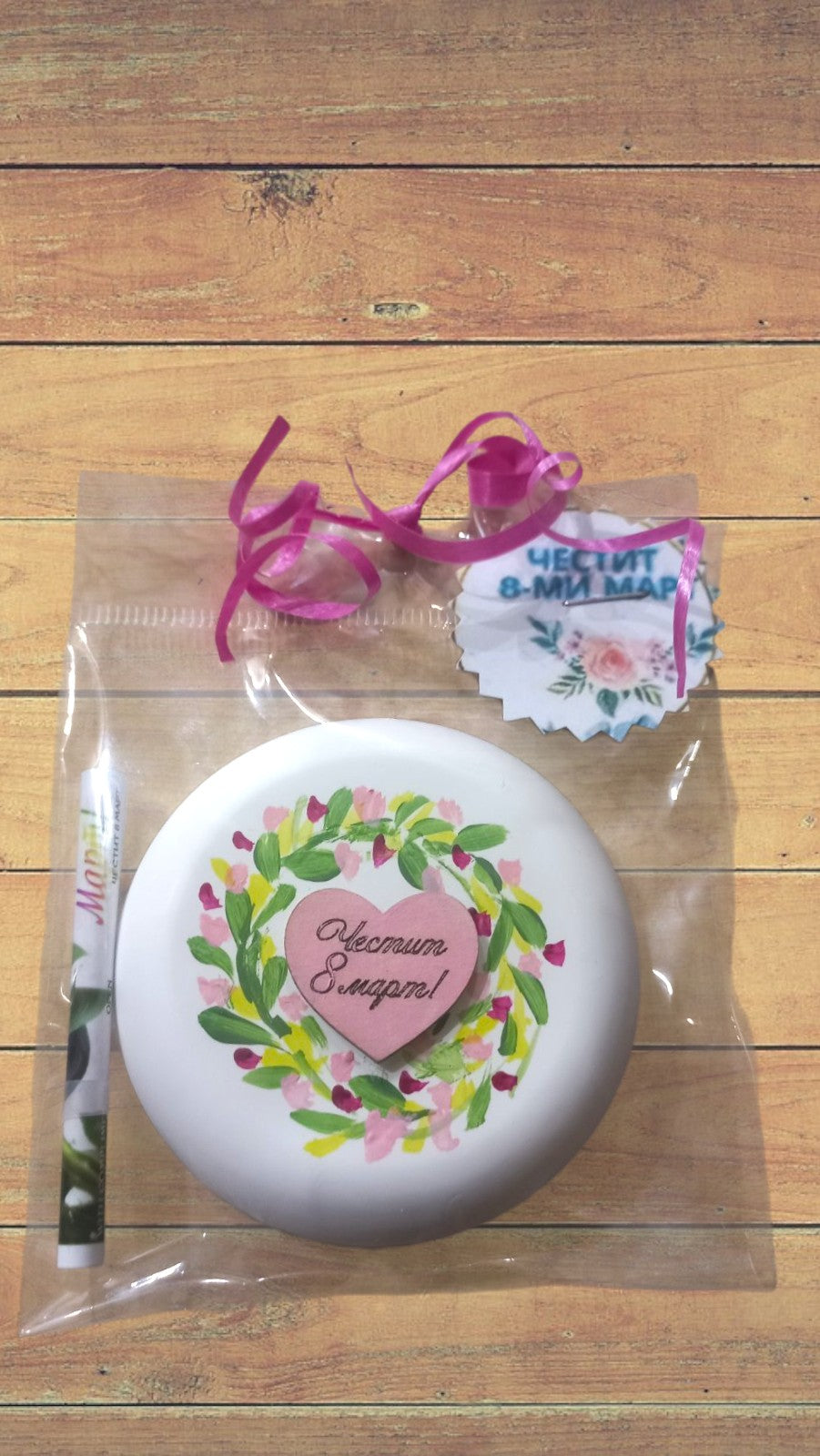 Подарък за 8-ми март, ръчно-рисуван керамичен магнит