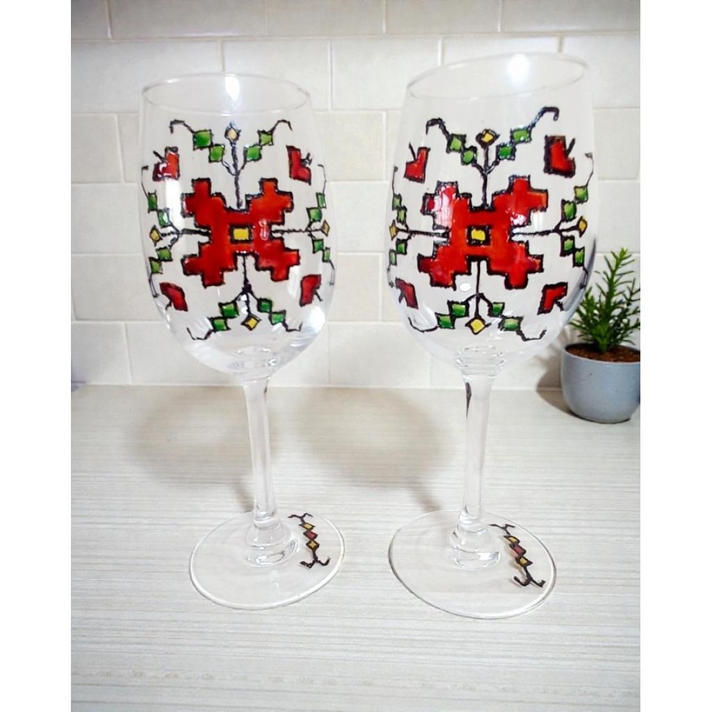 Ръчно Рисувани Чаши за Вино с Българска Шевица- 2 броя комплект