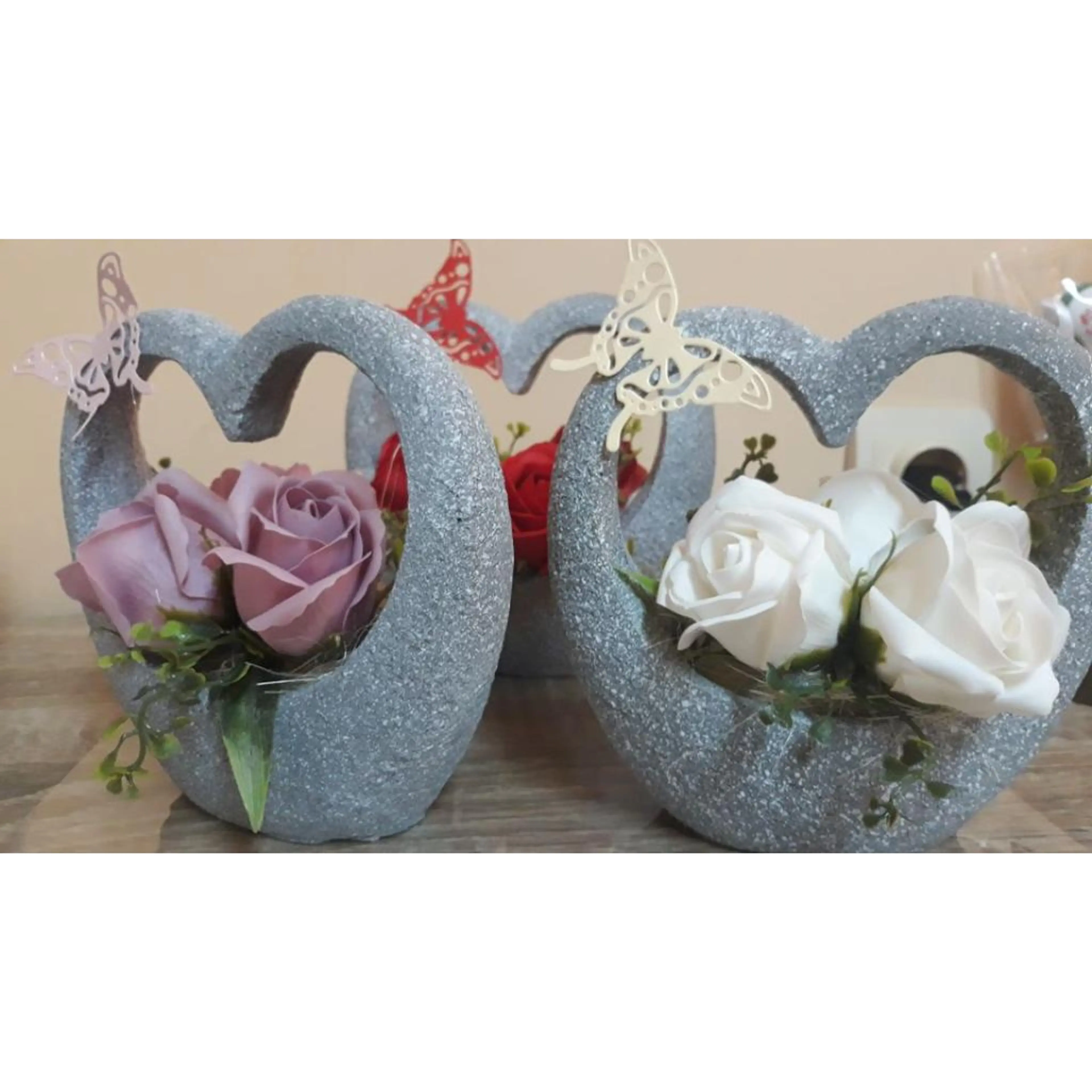 Арт кашпа със сапунени рози-сърце