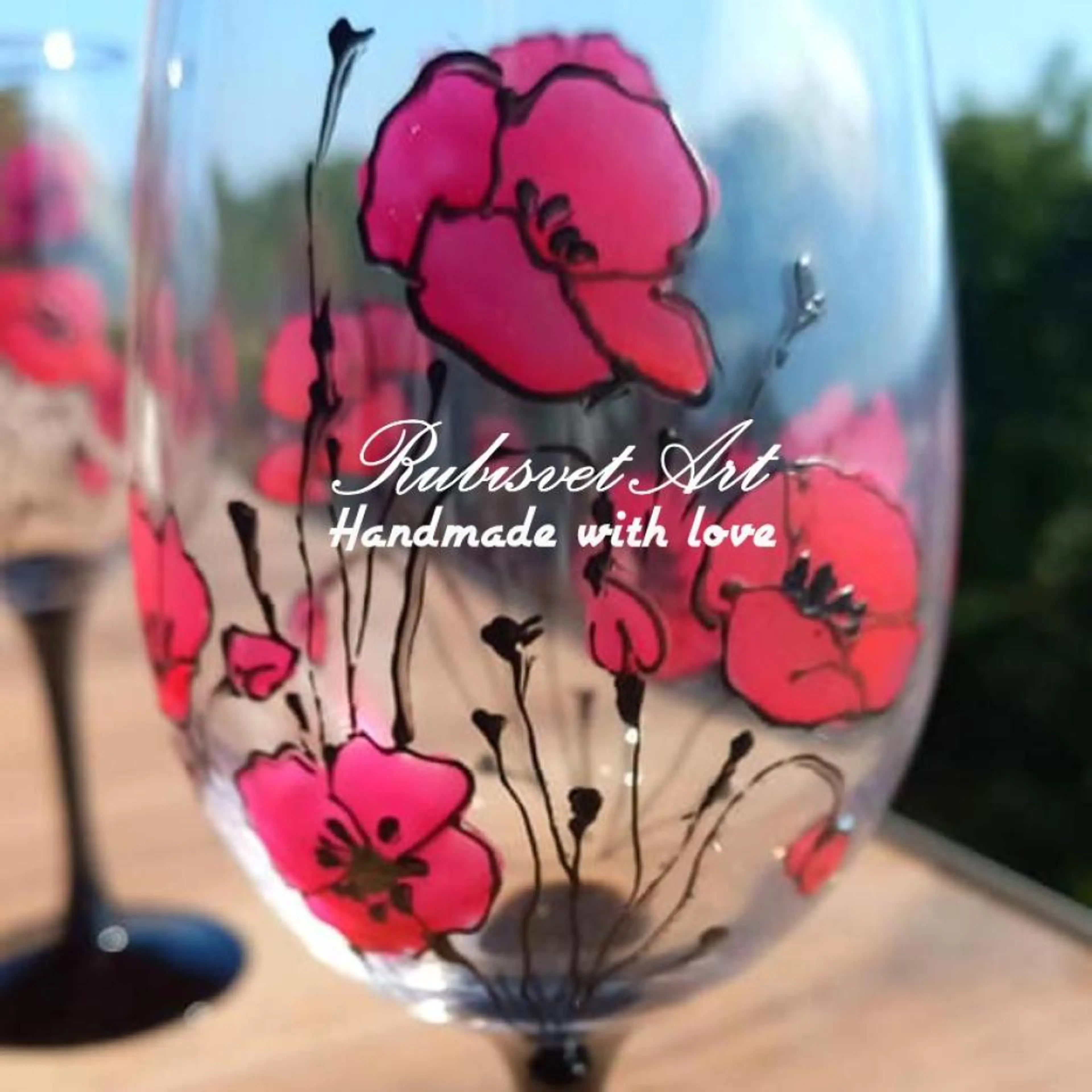 Чаши с изящни макове