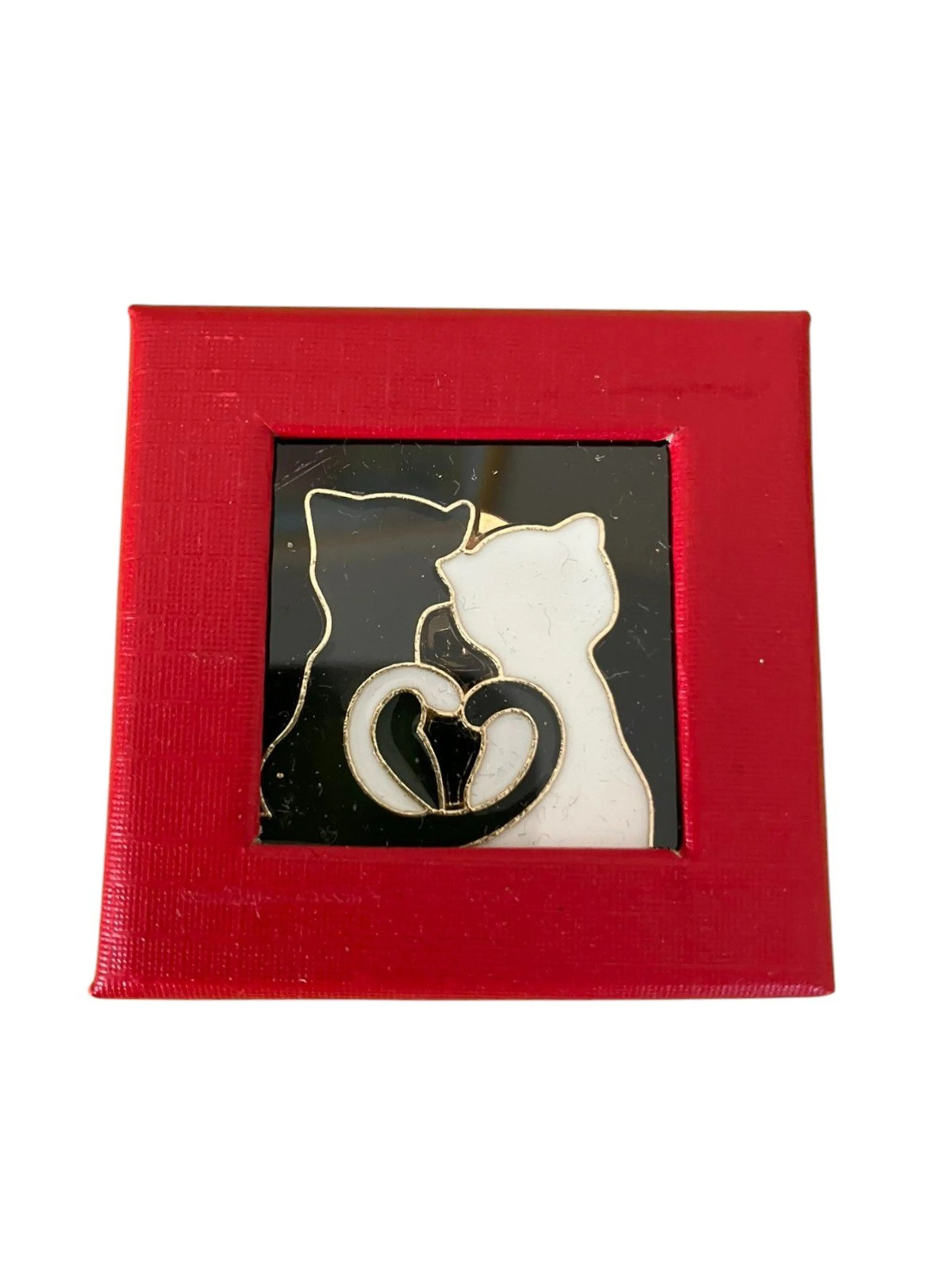Дамска брошка в кутия - Двойка котета