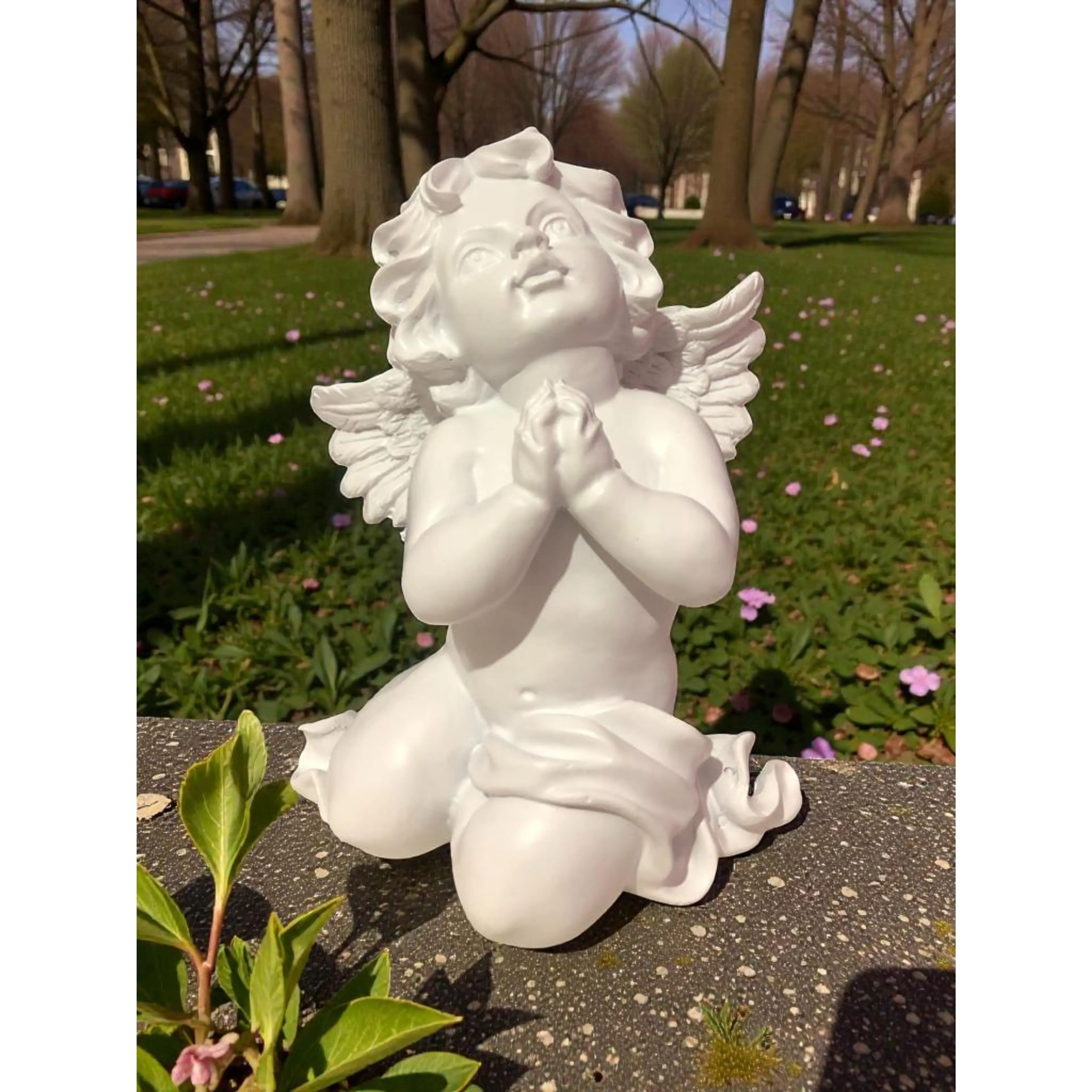 Градинска фигура от полирезин/полисмола - Молещо се ангелче
