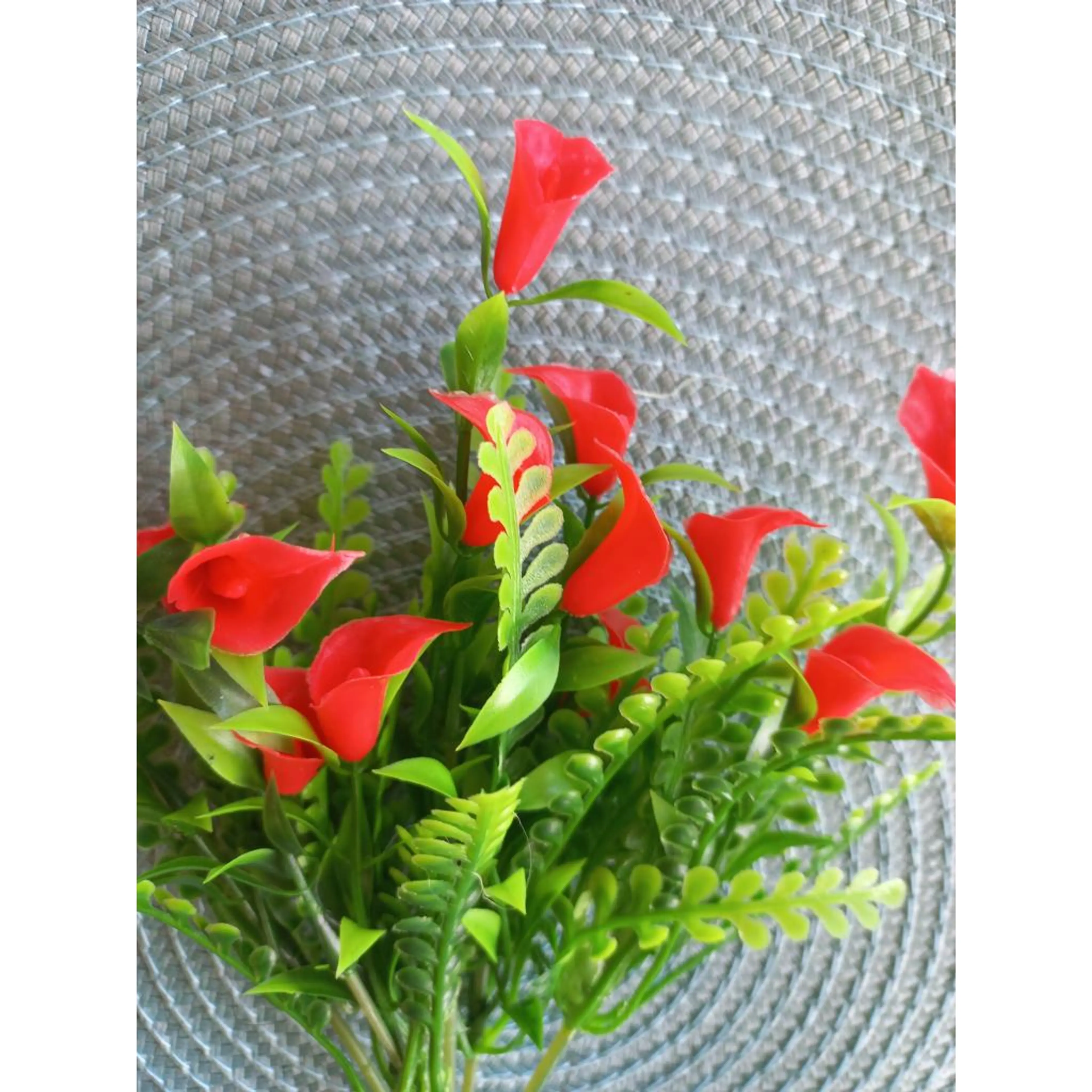 клонка за декорация с червен цвят