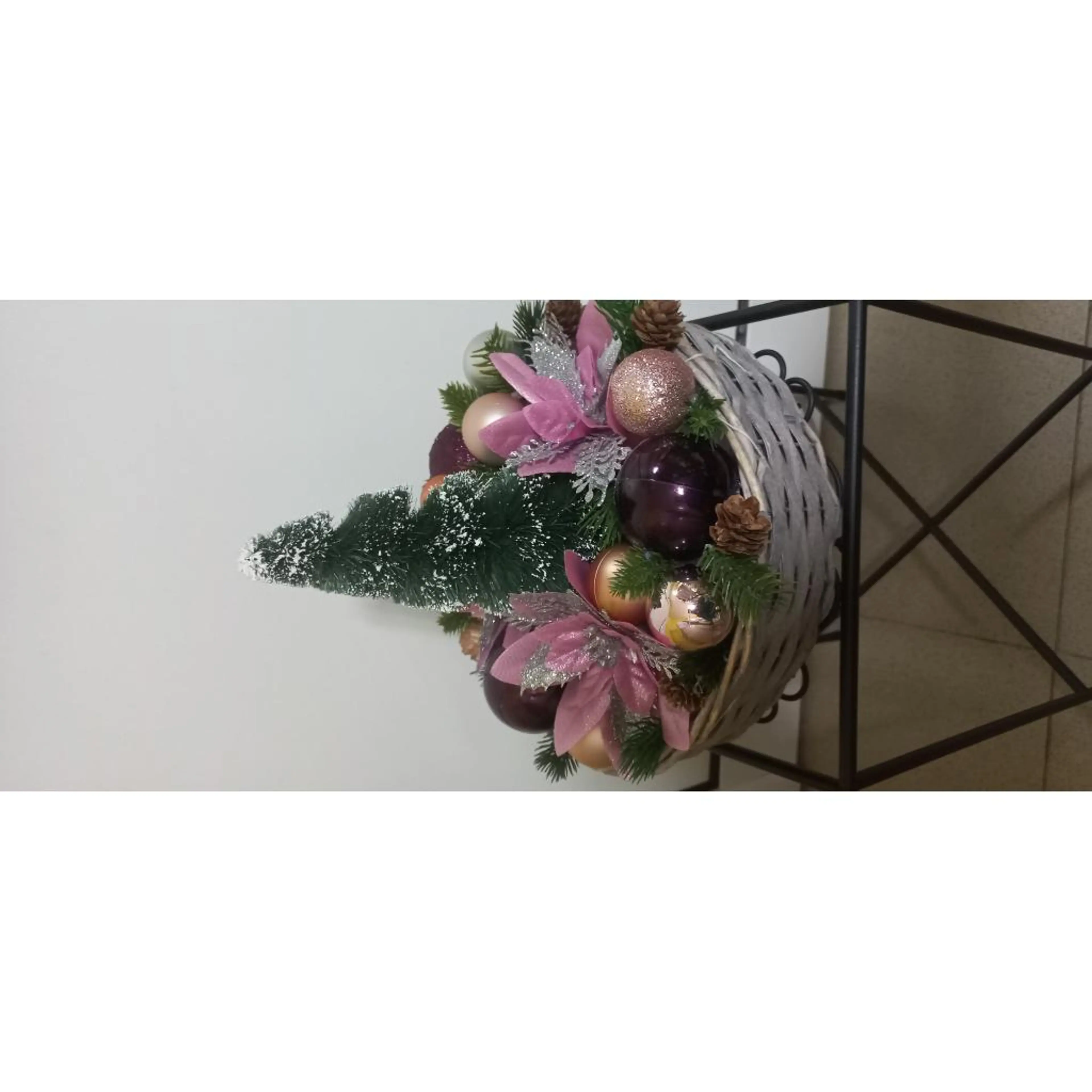Коледна декорация в розово