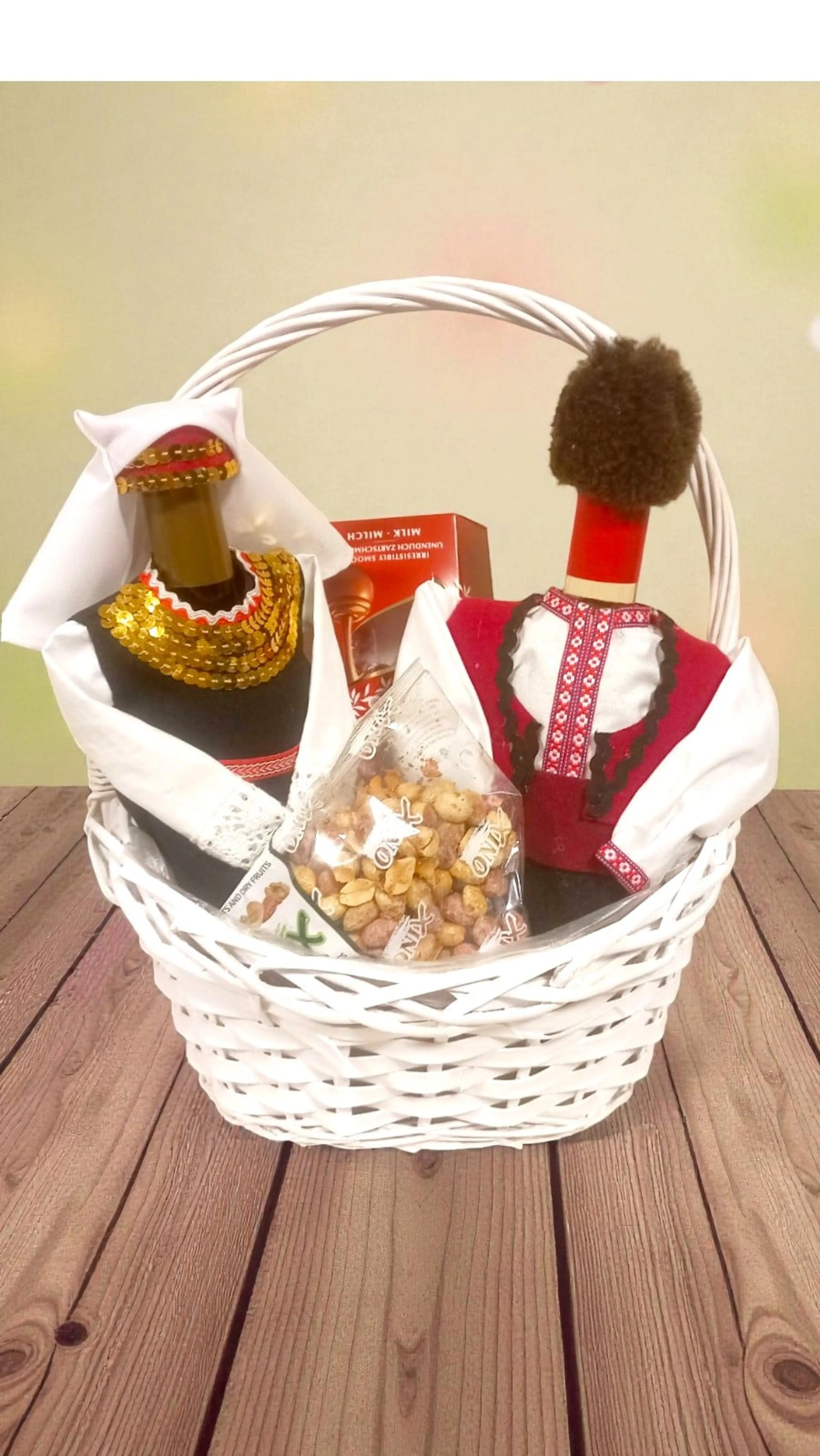 Оригинална подаръчна кошница с две бутилки, облечени в традиционни български носии