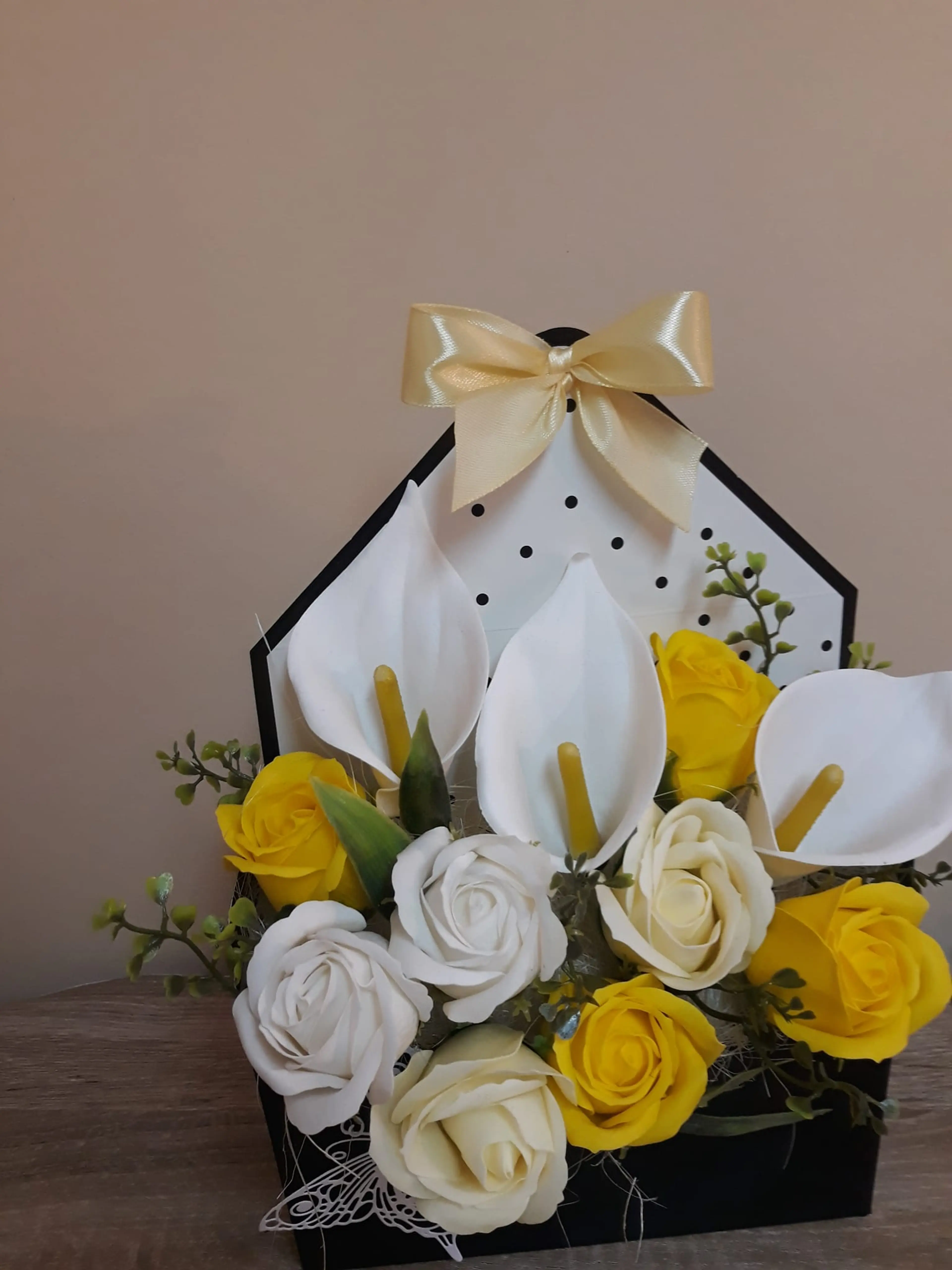 Подаръчен плик със сапунени рози, божур или кала