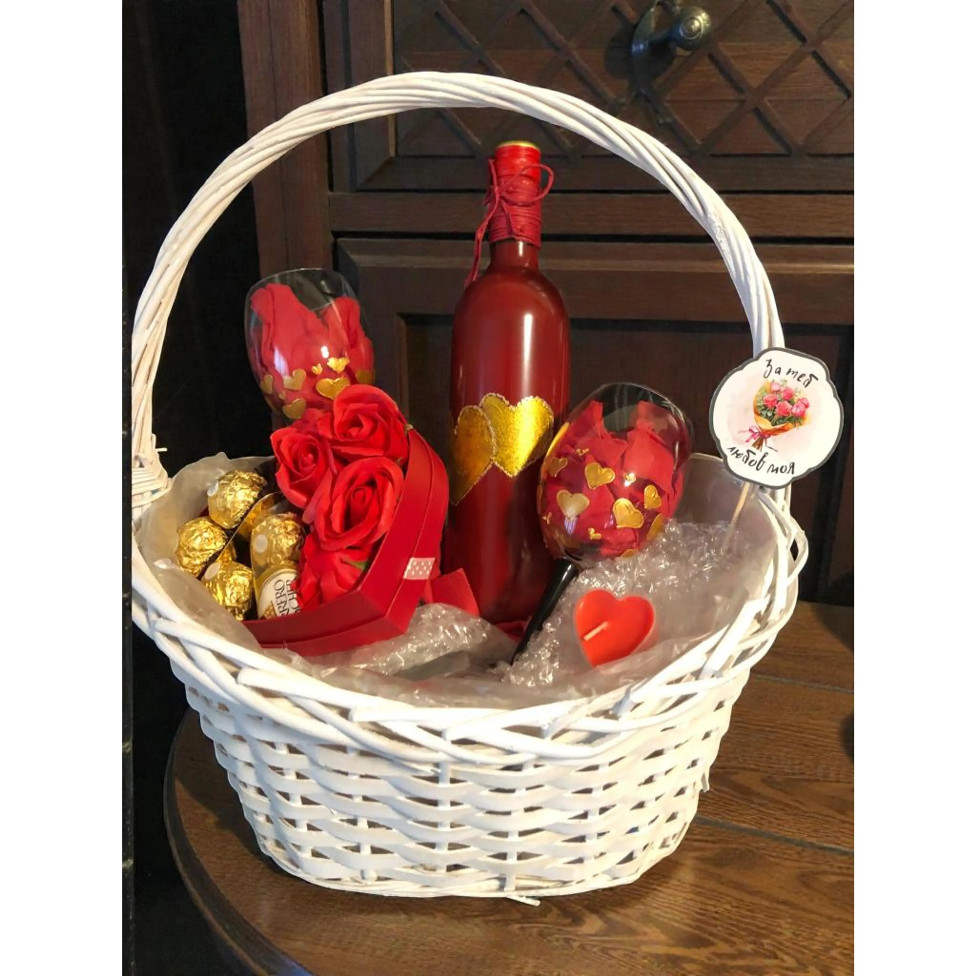 Подаръчна кошница- Обичам те, оригинален подарък за Свети Валентин