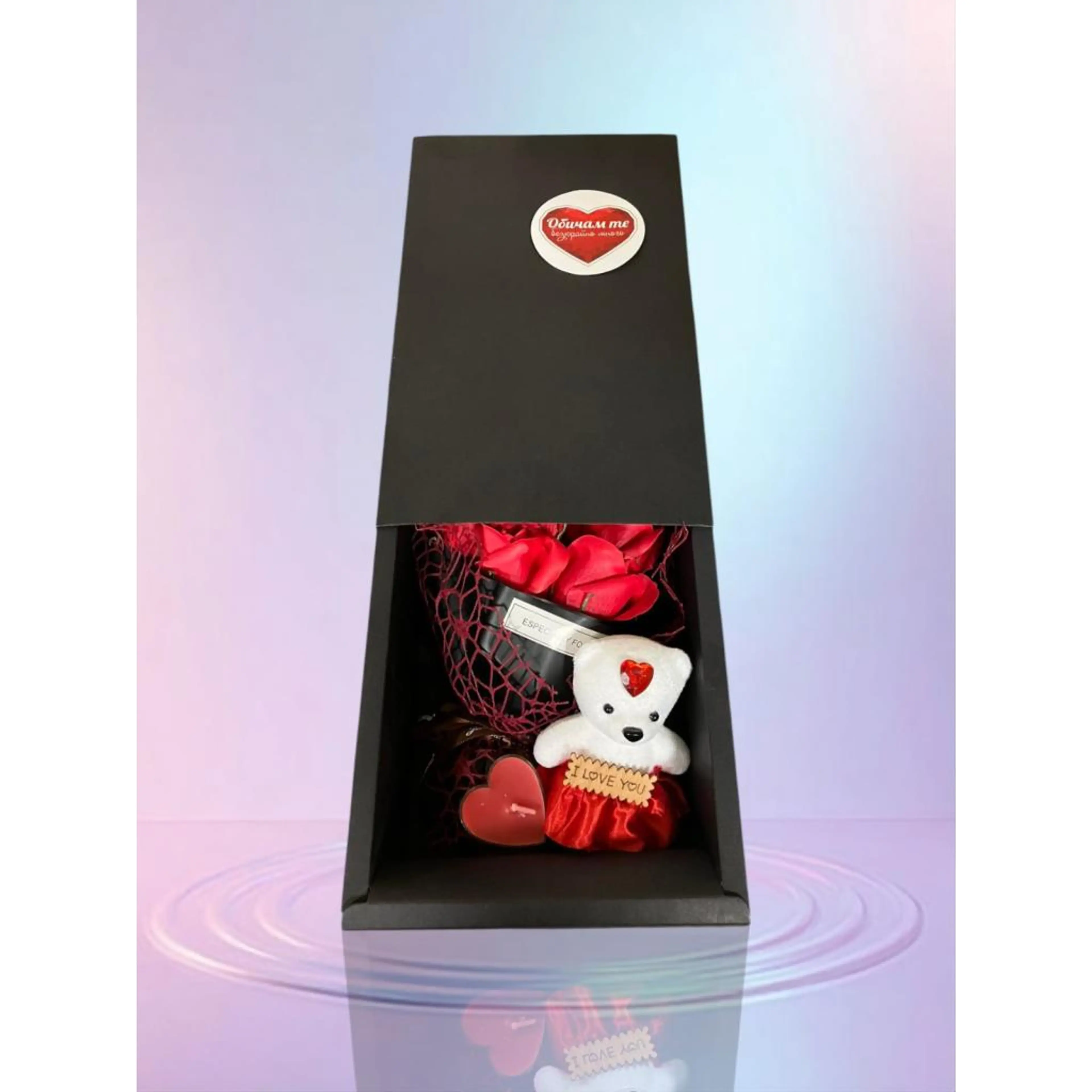 Подаръчна кутия с мече, свещ и ароматни сапунени рози за любимата жена