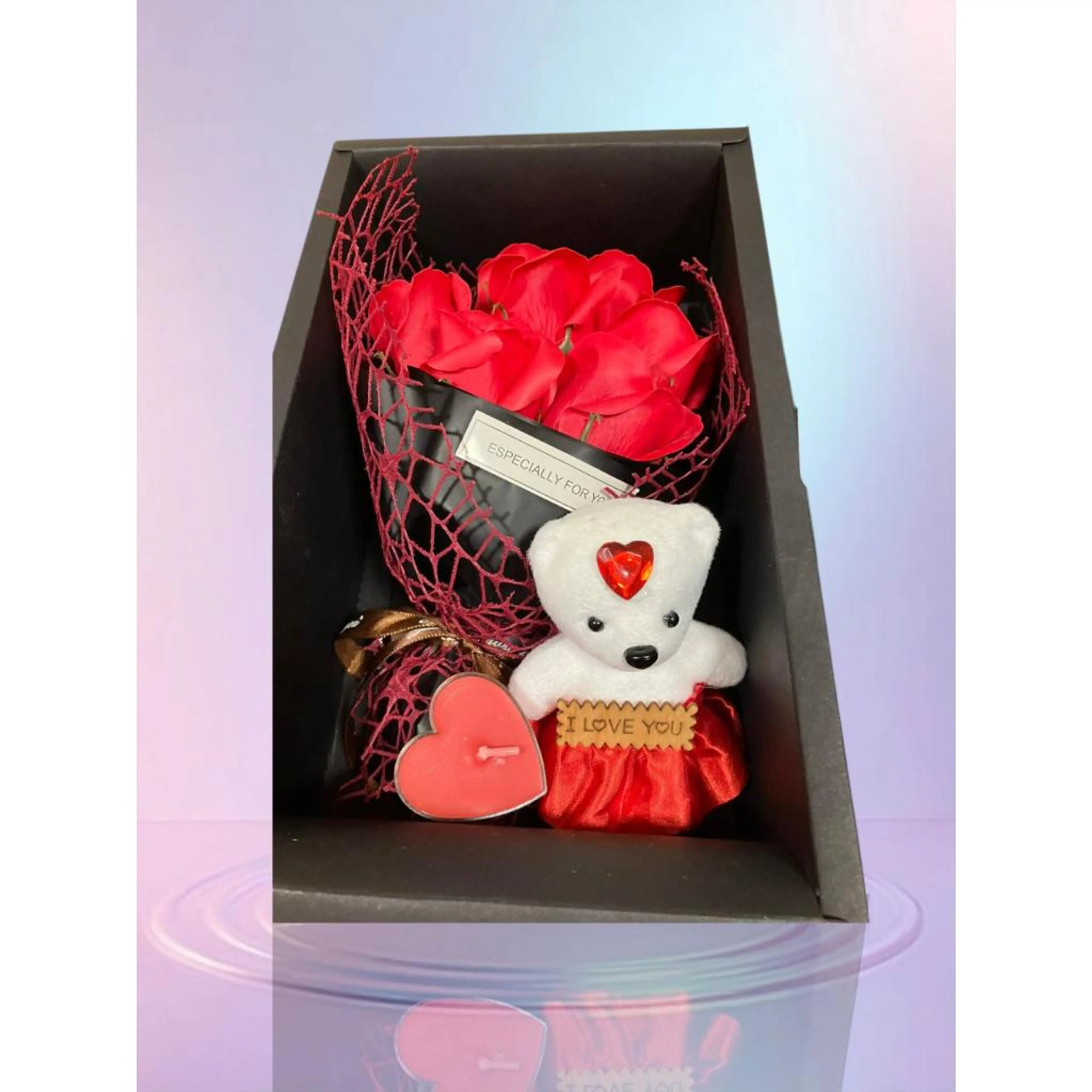 Подаръчна кутия с мече, свещ и ароматни сапунени рози за любимата жена