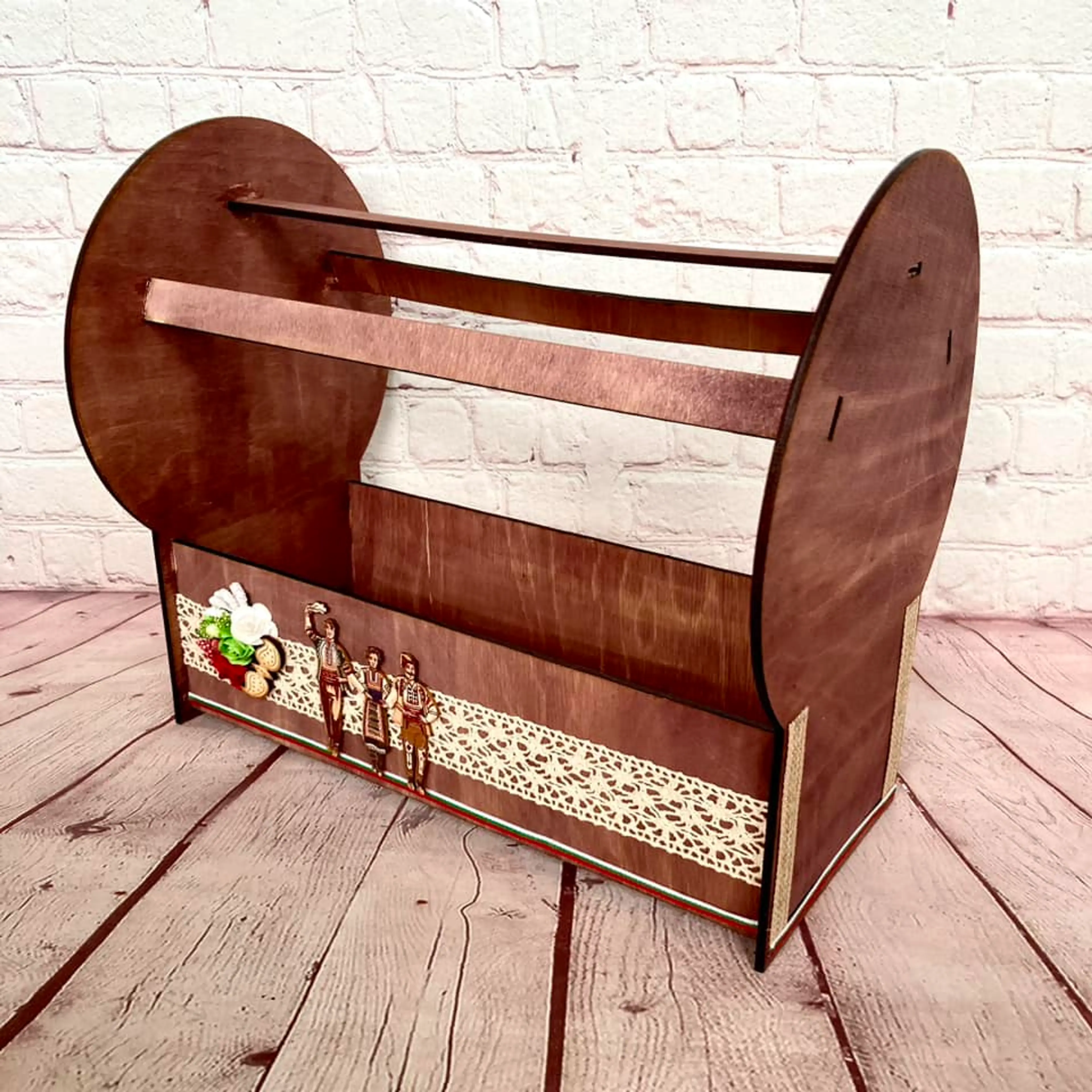 Поставка за диадеми с фолклорни мотиви и отделение за фибички и ластици