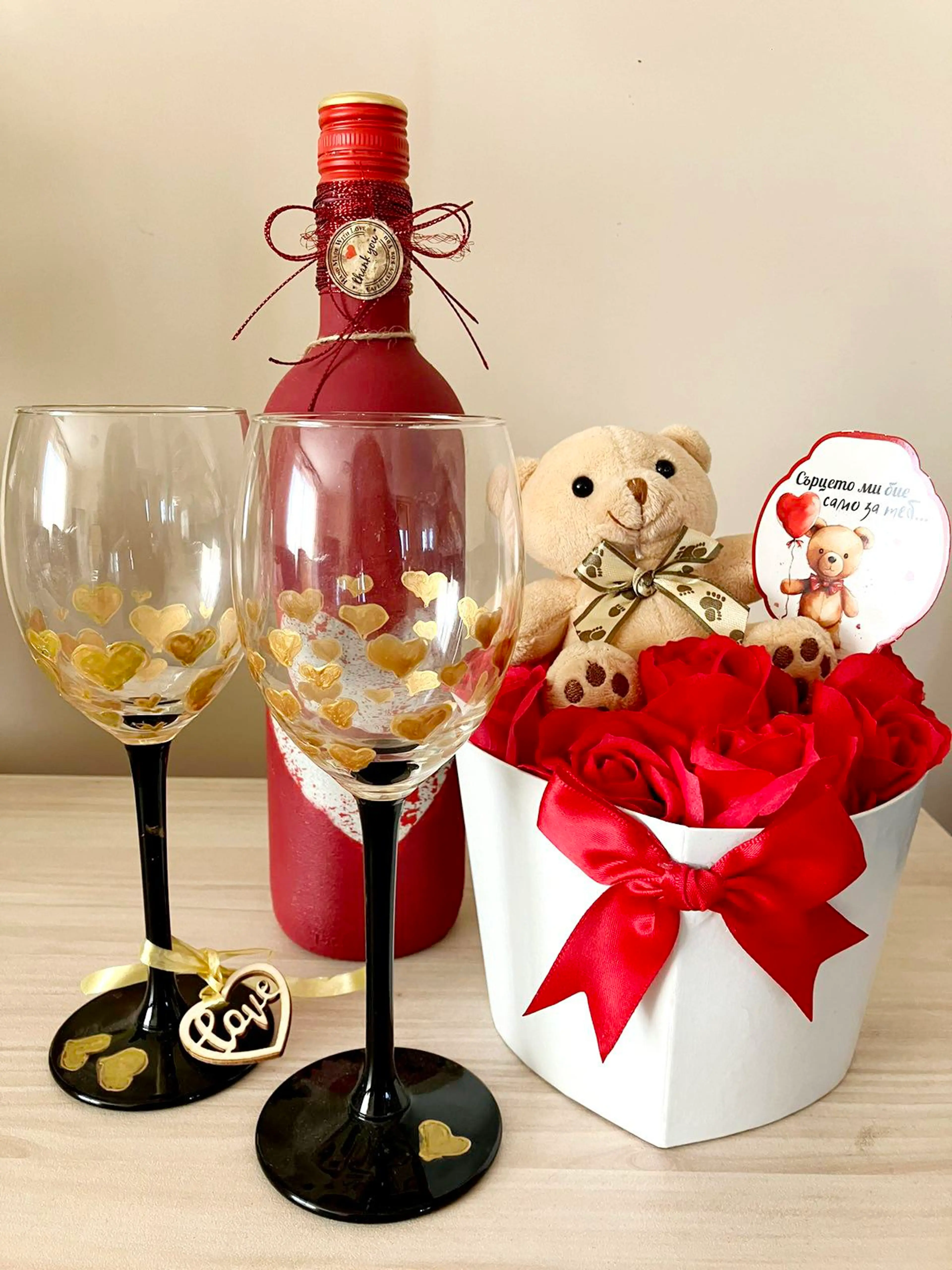 Ръчно рисувани чаши с бутилка - за вино Свети Валентин
