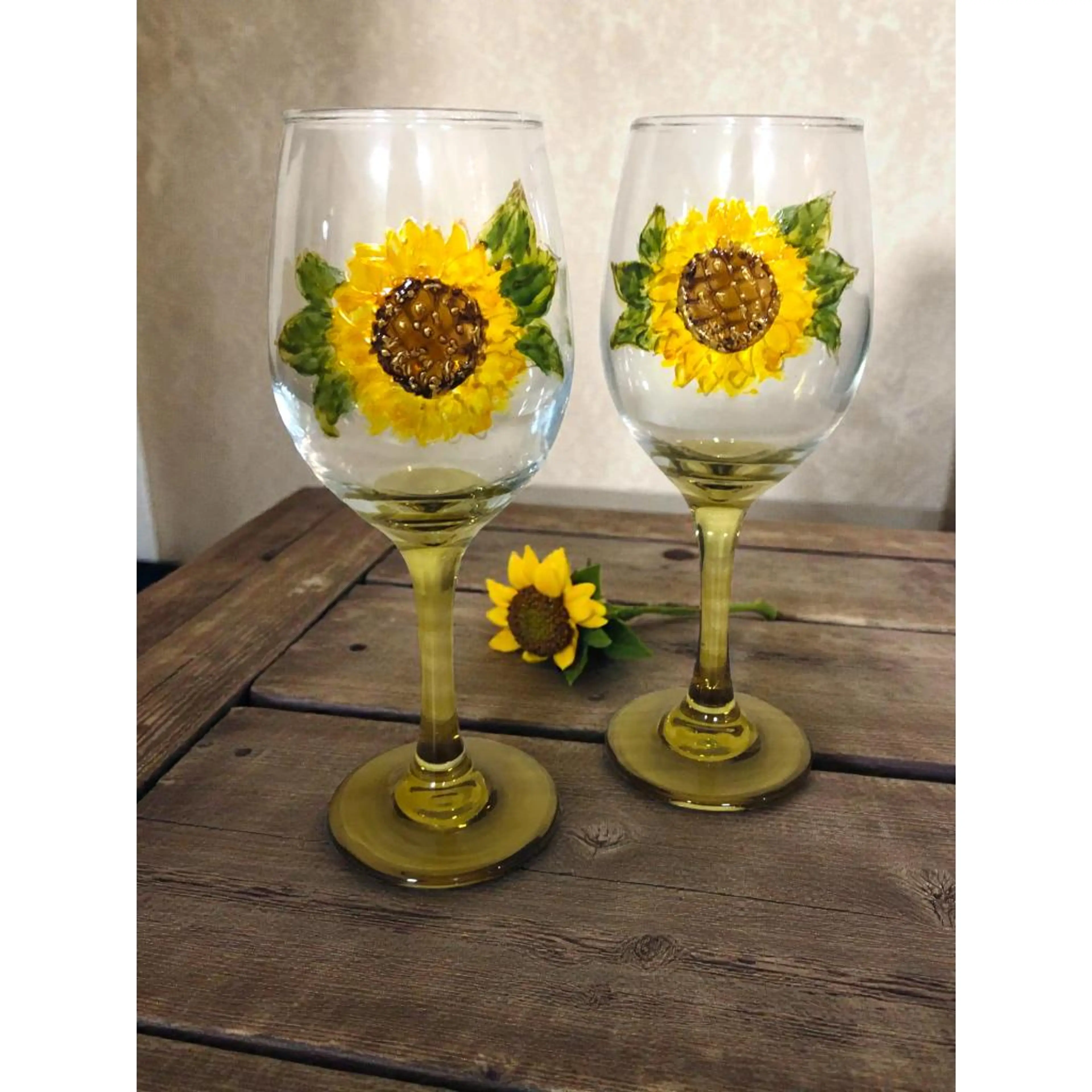 Ръчно рисувани чаши за вино със слънчогледи - к-т от 2 броя