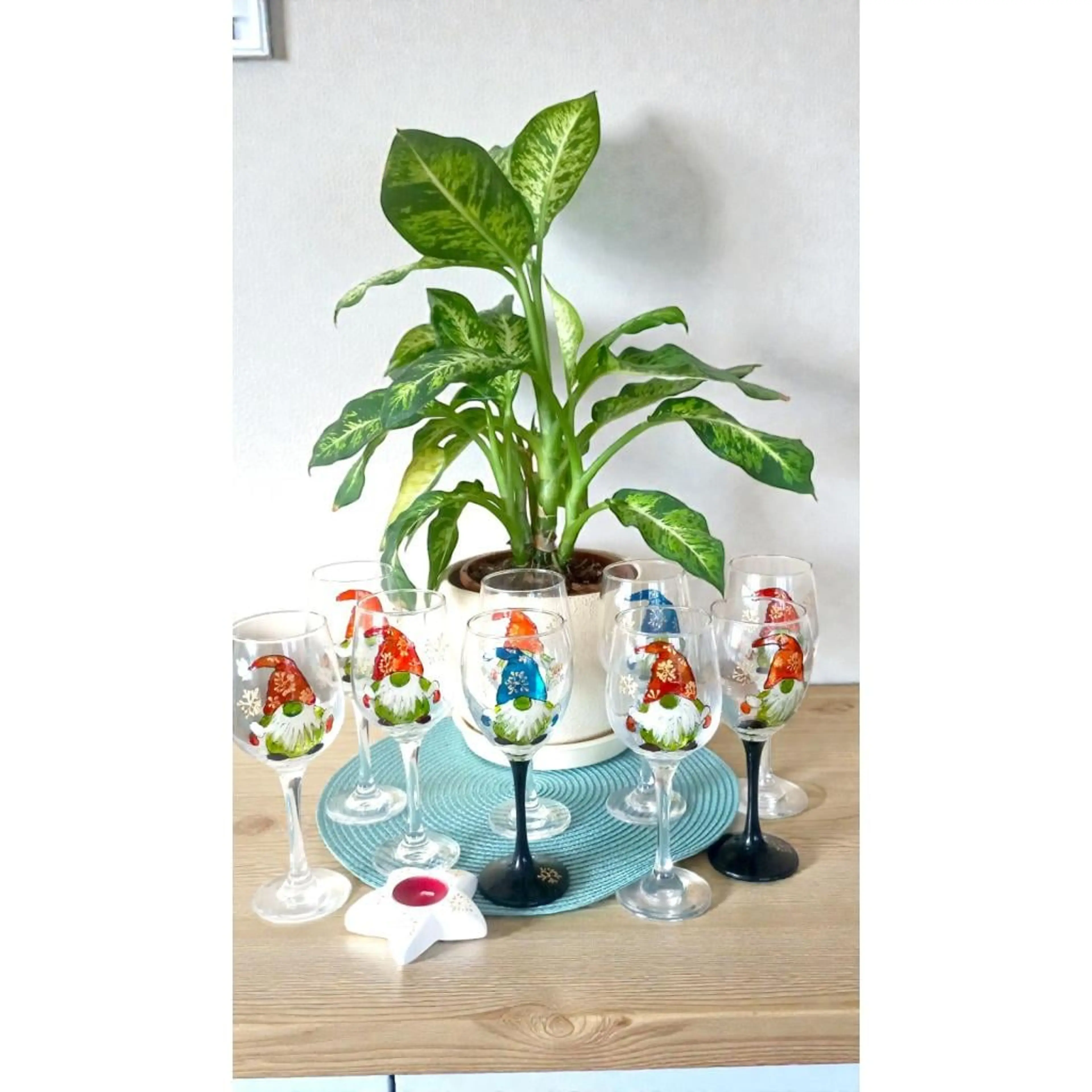 Ръчно Рисувани Коледни Чаши за Вино Джуджета комплект от 2 броя